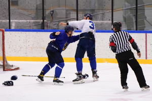Хоккеисты "Сочи" подрались во время двустороннего матча на тренировке