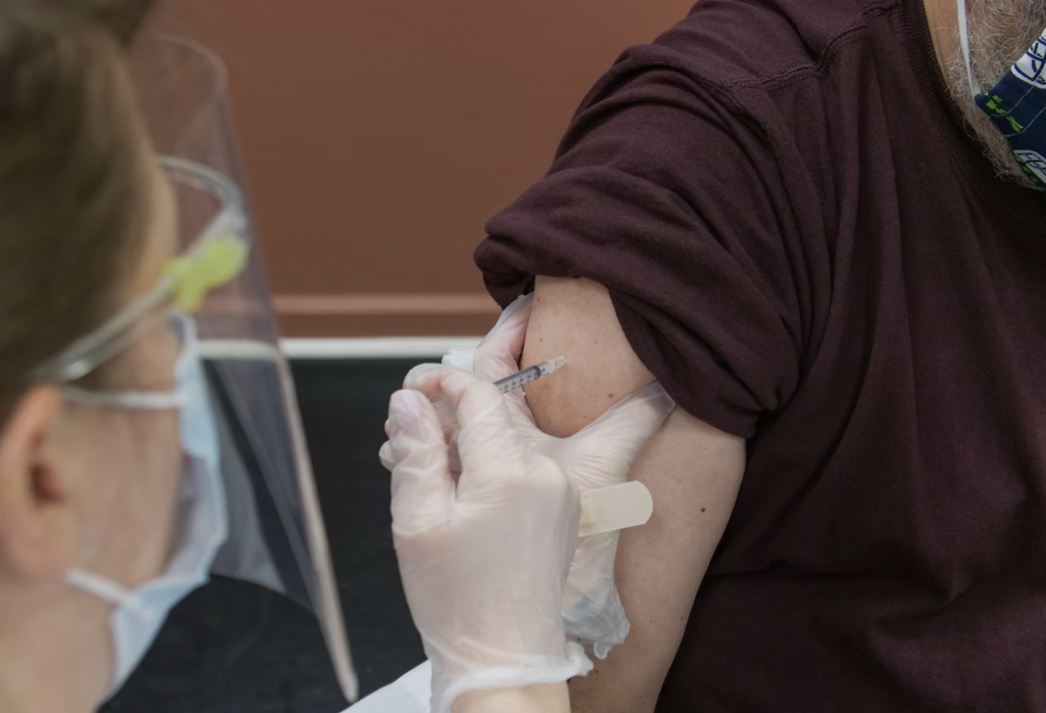 Россиян заверили, что запасов вакцин от коронавируса хватит на несколько месяцев