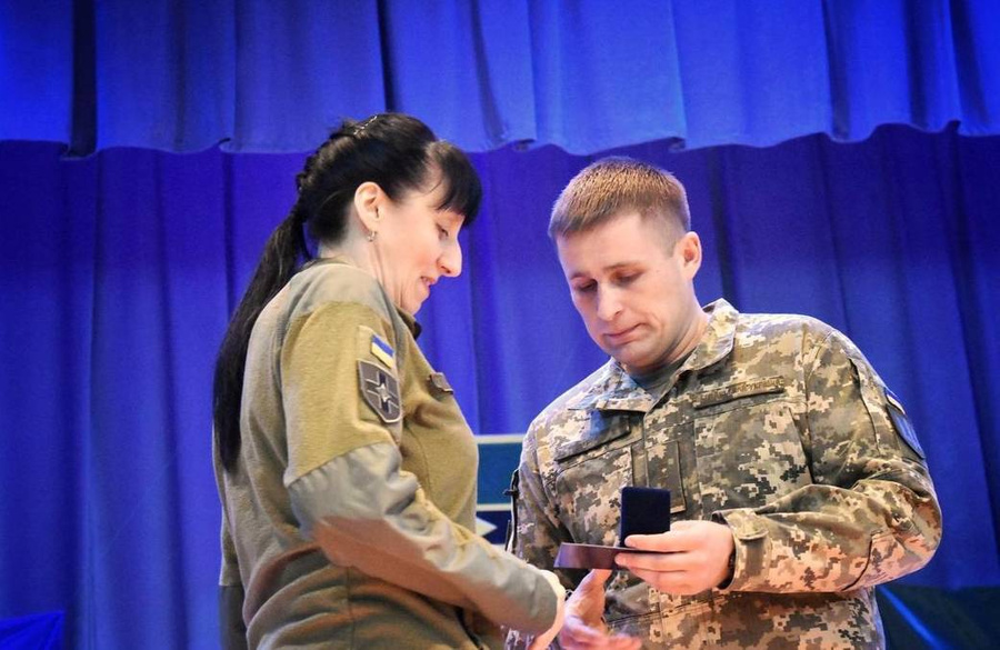 Максим Марченко награждает женщин – бойцов 28-й мехбригады. Фото © Instagram (запрещён на территории Российской Федерации) / 28 ОМБр