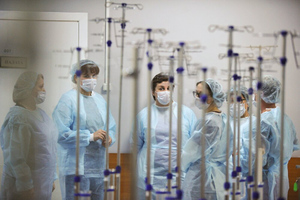 Московские клиники вернули антиковидные меры и ПЦР-тесты для персонала