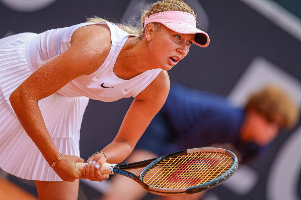 Потапова вышла в четвертьфинал теннисного турнира в Праге