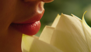 Поцелуи могли стать причиной распространения вируса герпеса