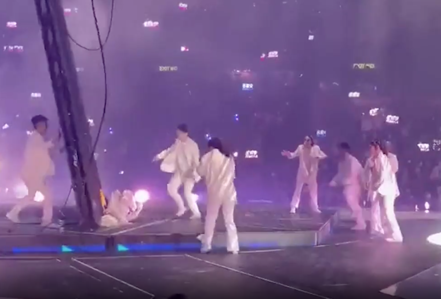 Огромный экран рухнул и придавил танцора во время выступления бойз-бенда Mirror в Гонконге