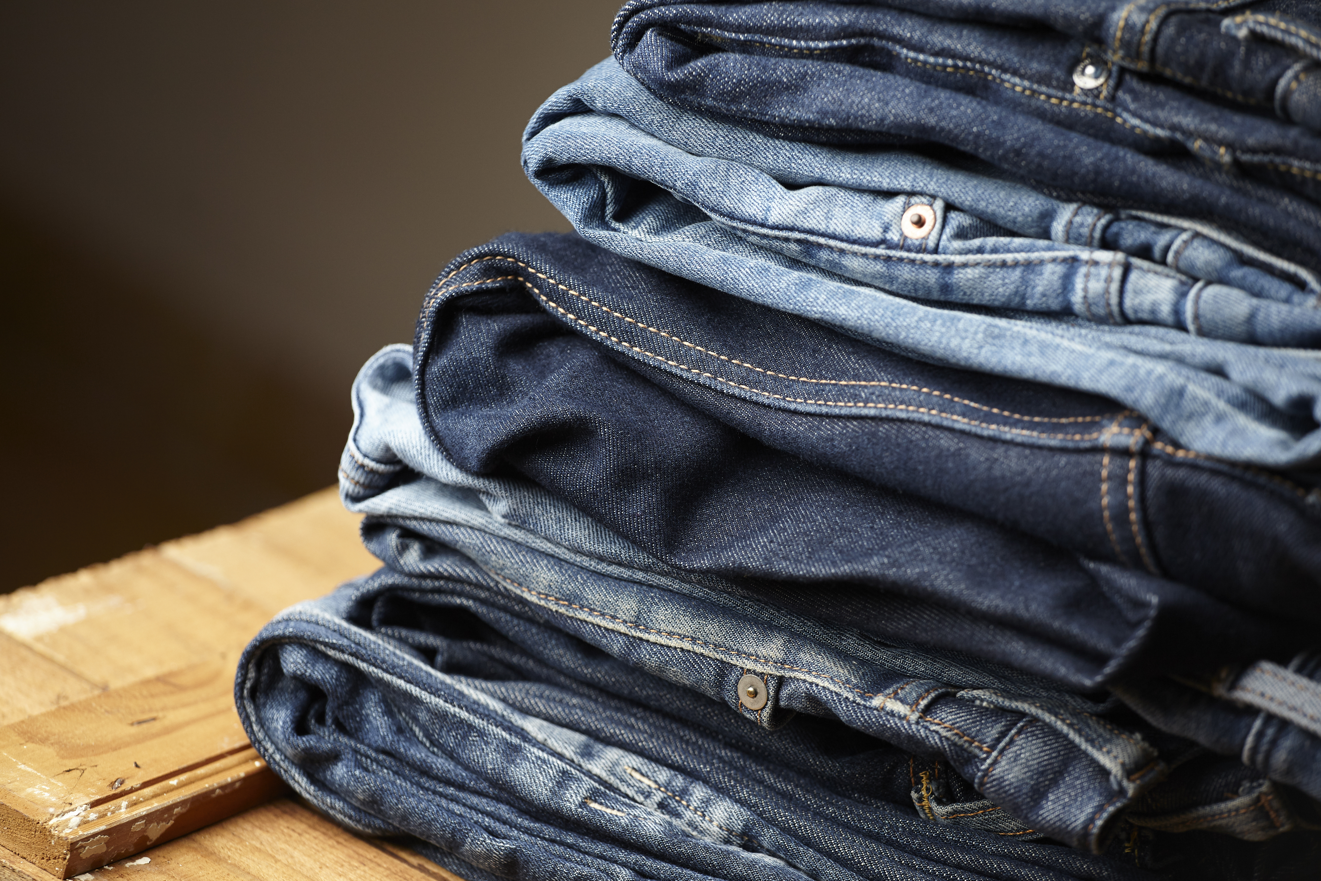 Опрос показал, сколько россияне готовы выложить за джинсы от отечественных дизайнеров