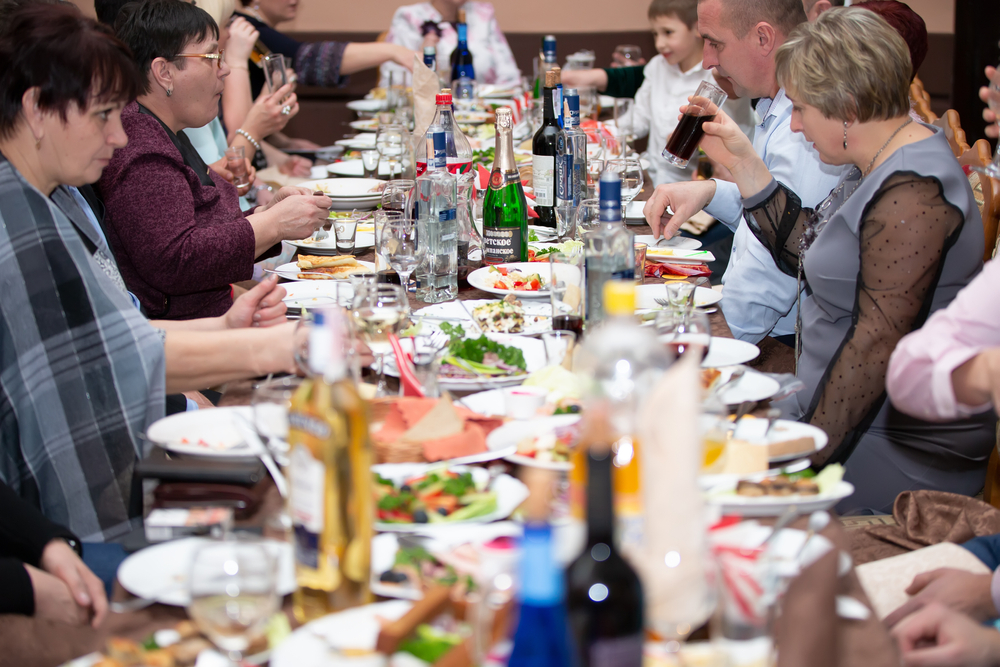 Гости в доме — для русского человека всегда праздник: готовят обычно столько, что стол ломится от вкусных и разнообразных блюд. Фото © Shutterstock