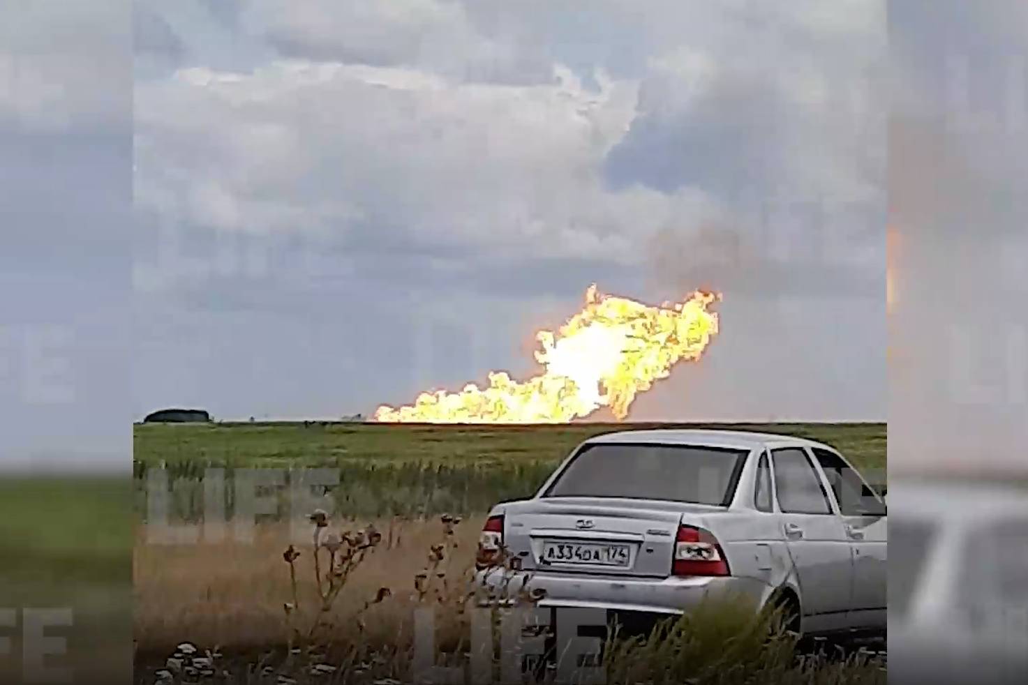 Пламя высотой 10 метров охватило часть газопровода на Урале