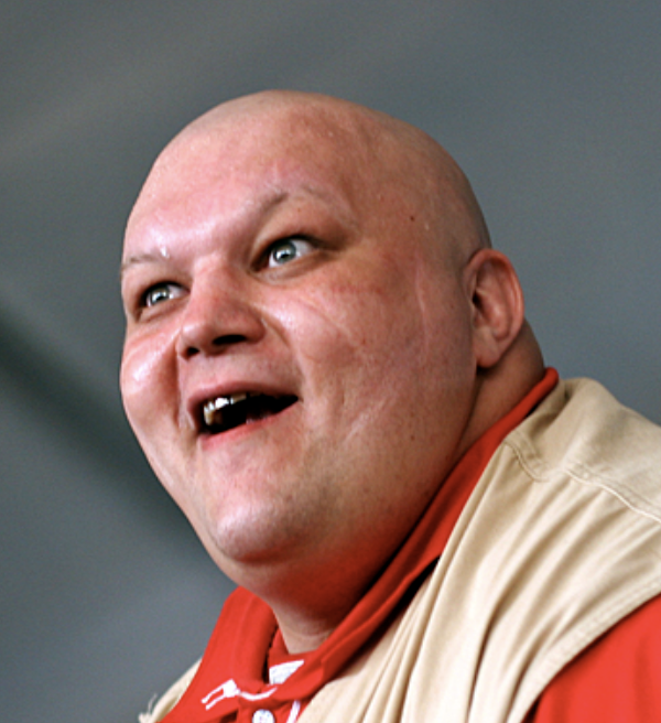 <p>Мне известно, что Серёжа решил эмигрировать. В Швейцарии мы раньше часто выступали, там у него есть небольшая квартирка. Это его право. "Ленинград" ведь всё равно уже не тот, будет приезжать с выступлениями. Но я сейчас и сам песни пишу, так что мы заменим группу "Ленинград", как бы громко это ни звучало</p>