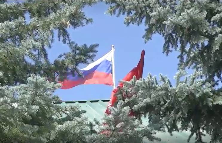 Отважные водрузили Знамя Победы в посёлке Белогоровка под Лисичанском