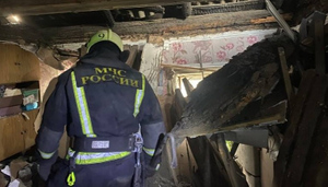 Бабушка и внук погибли при обрушении потолка в частном доме в Барнауле