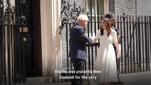 "Чуть руку не оторвал": Премьера Новой Зеландии пожалели после встречи с Борисом Джонсоном