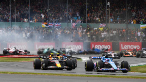 Гонку на Гран-при Великобритании "Формулы-1" прервали сразу же после старта из-за аварии