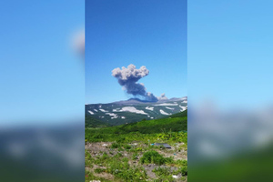 Вулкан Эбеко на Курилах выбросил двухкилометровый столб пепла