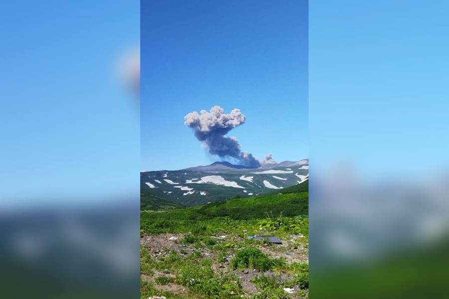 Вулкан Эбеко выбросил двухкилометровый столб пепла. Фото © Telegram / АСТВ.ру –новости Сахалина и Курил
