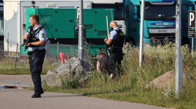 Задержанный после стрельбы в ТЦ в Копенгагене. Фото © Twitter / Shazzie