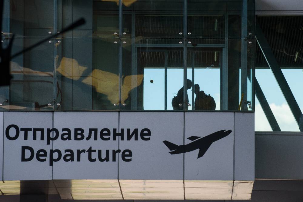 Должников начнут мгновенно оповещать о запрете на выезд из России через Госуслуги