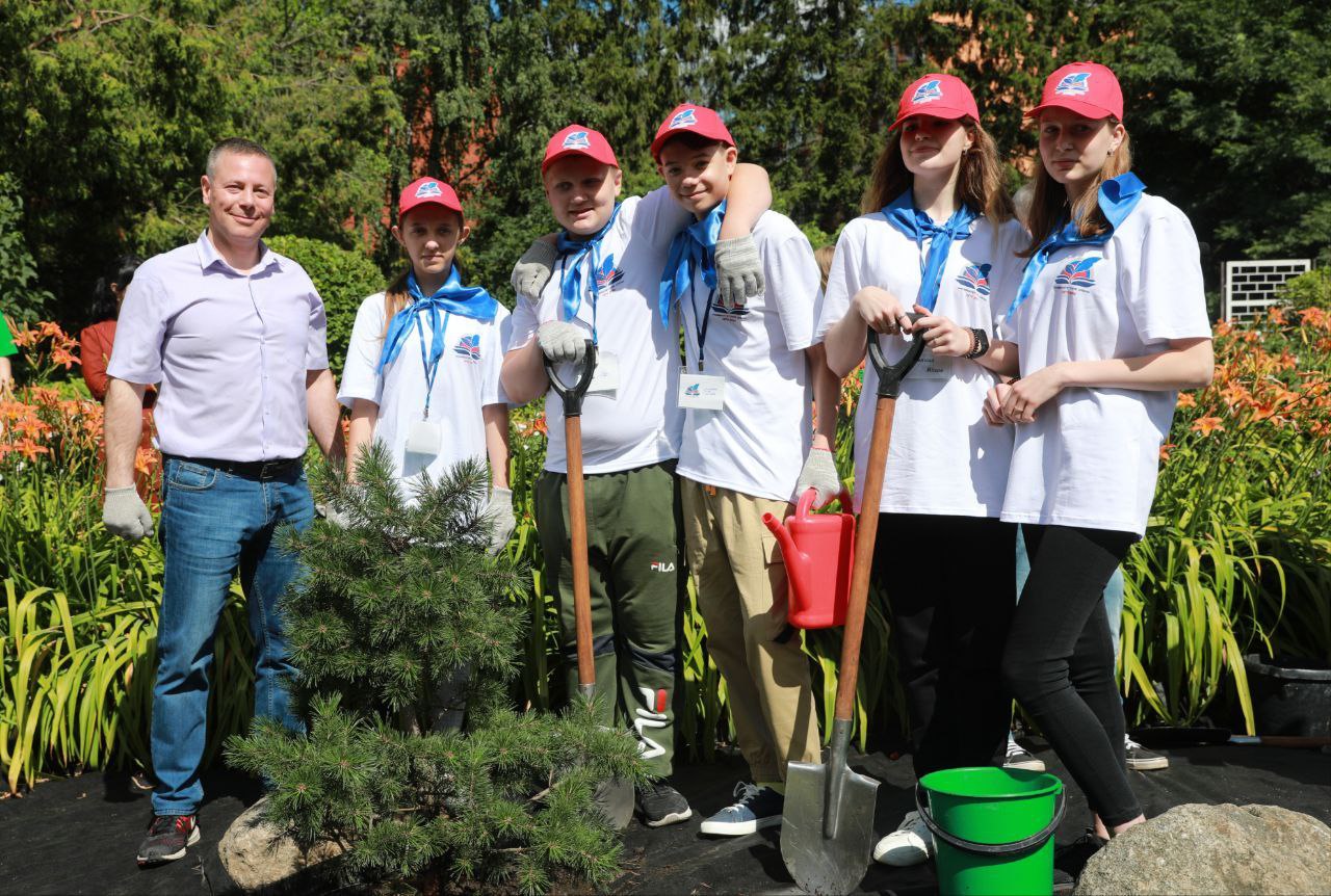 Михаил Евраев вместе со школьниками из Донбасса посадил деревья. Фото © Yarregion.ru
