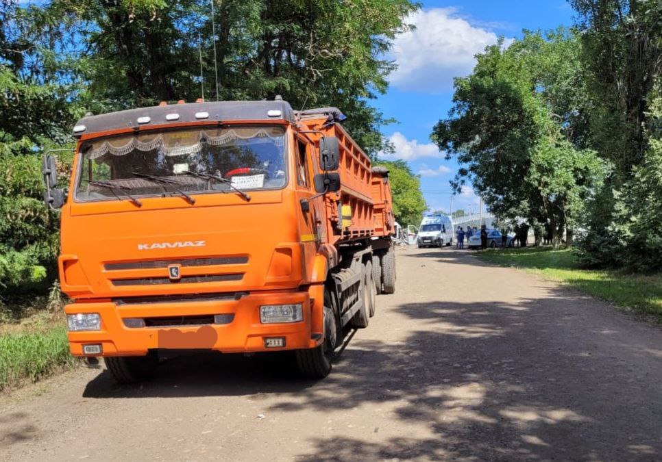 Кадры с места ДТП, где столкнулись микроавтобус и КамАЗ. Фото © Telegram / Госавтоинспекция Ставрополья