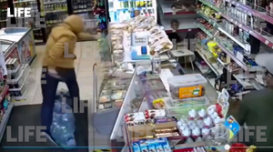 Неуклюжий грабитель с ножом вынес из магазина в Петербурге 30 тысяч