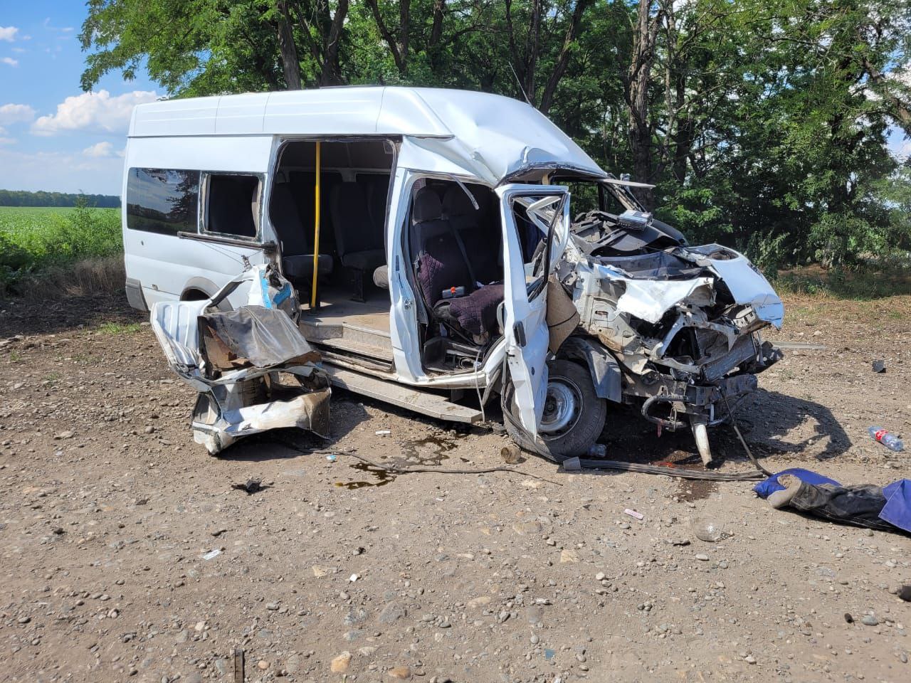 Два человека погибли в ДТП с микроавтобусом и КамАЗом на Ставрополье

