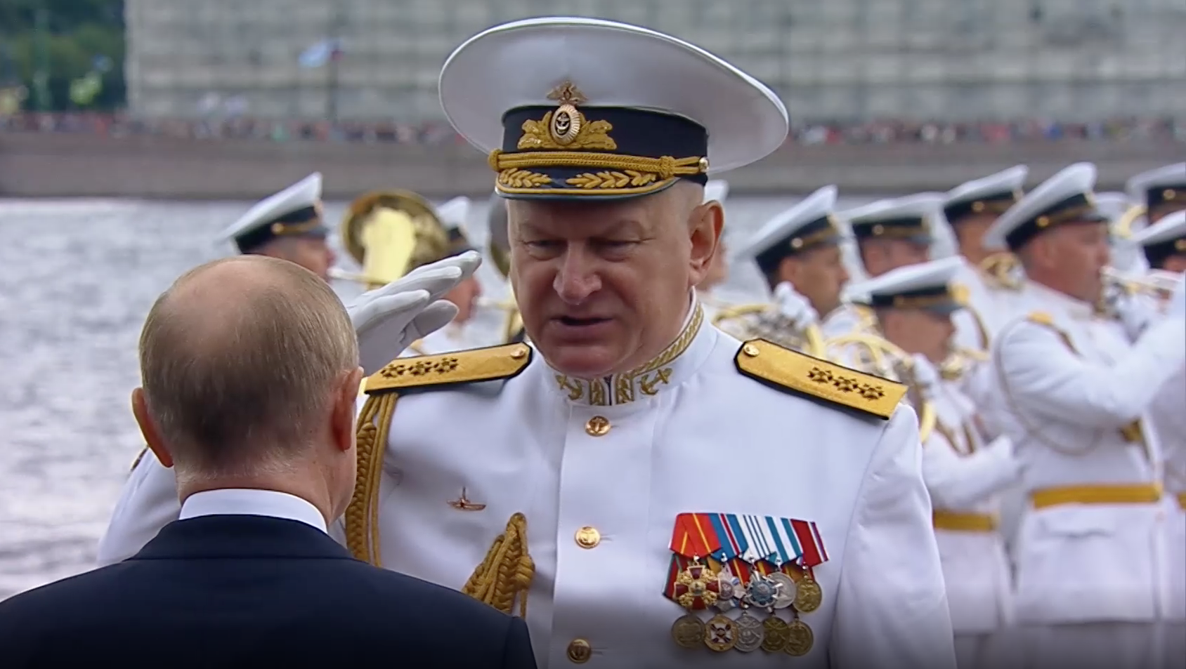 Путин принимает Главный военно-морской парад в Санкт-Петербурге