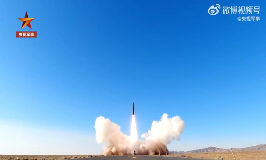 В Китае впервые показали запуск ракеты, напоминающей гиперзвуковое оружие DF-17