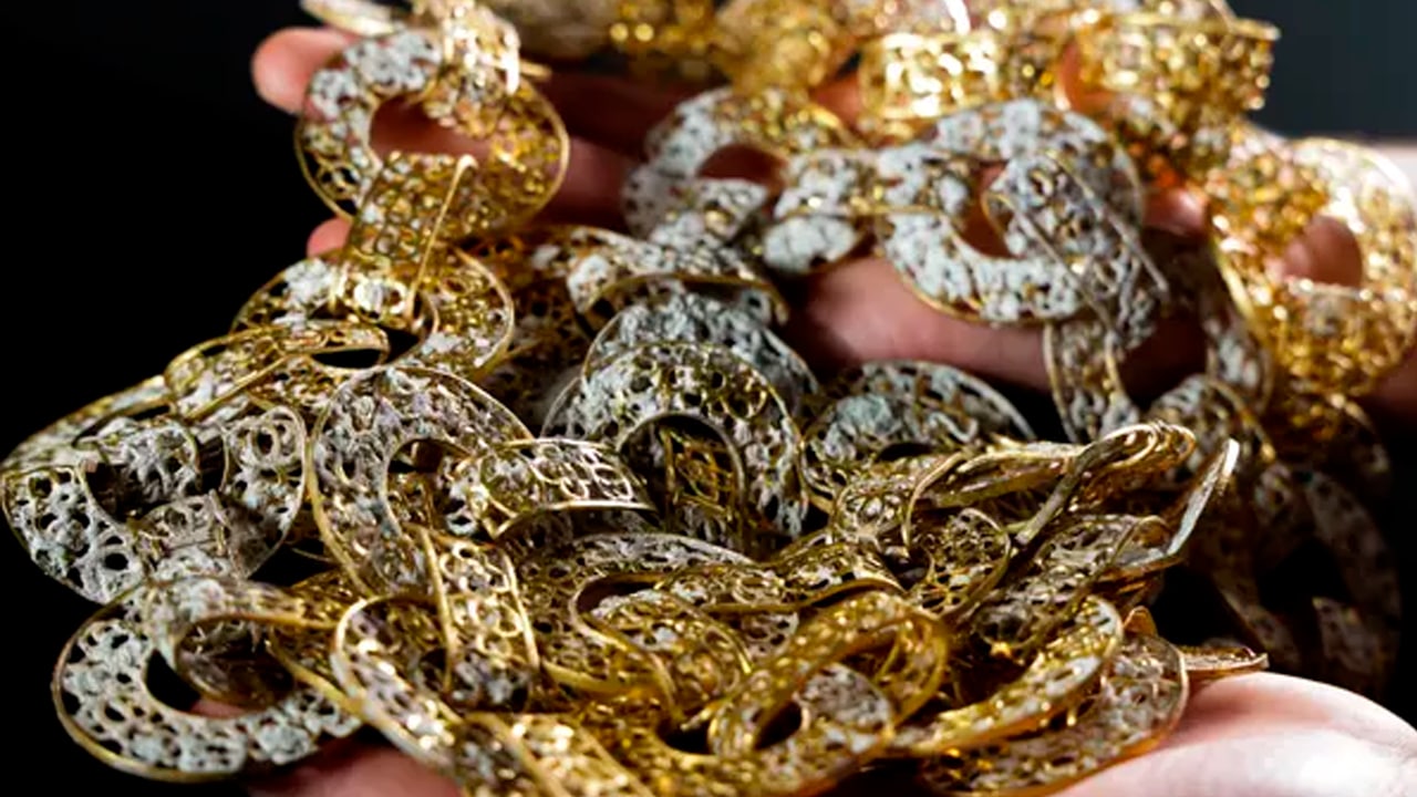 Предметы роскоши, найденные на затонувшем 300 лет назад галеоне. Фото © The Guardian / Brendan Chavez
