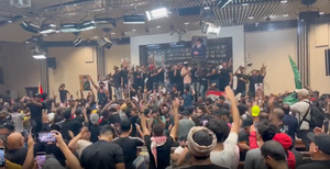 Танцуют и празднуют: Протестующие в Ираке второй день удерживают здание парламента