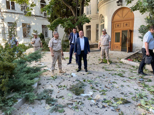 Разбросанные листья и повреждённые стёкла: Губернатор Севастополя показал последствия атаки дрона ВСУ на штаб ЧФ