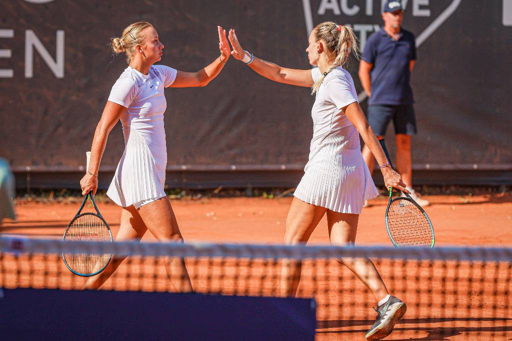 Россиянки Потапова и Сизикова выиграли турнир в Праге в парном разряде