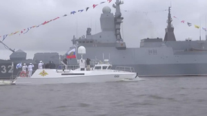 Путин на катере обошёл парадную линию кораблей в Кронштадте