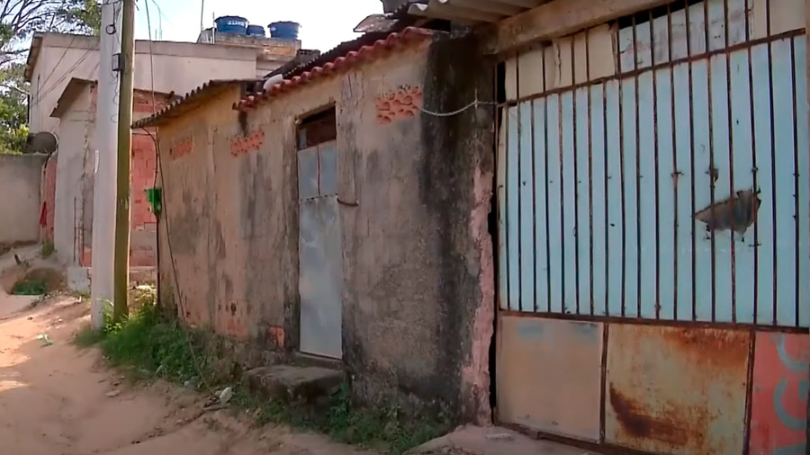 Дом, в котором мужчина удерживал жену и детей. Кадр из видео © Youtube / RICtvPR
