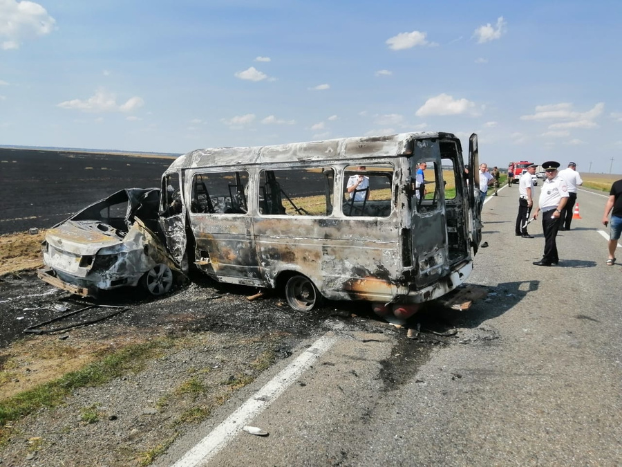 Сгоревшие автомобили после столкновения. Обложка © ГУ МЧС по Ставропольскому краю