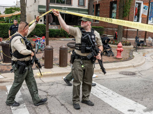 После стрельбы на параде в окрестностях Чикаго полиция ищет "белого мужчину"