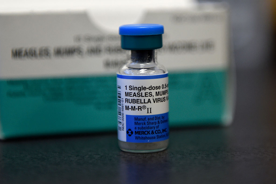 Однократная доза вакцины ММР-II от кори, эпидемического паротита и краснухи. Обложка © Getty Images / Joe Amon / The Denver Post