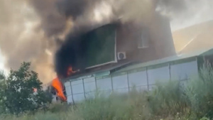 Лайф публикует видео пожара после падения беспилотника на дом в Таганроге