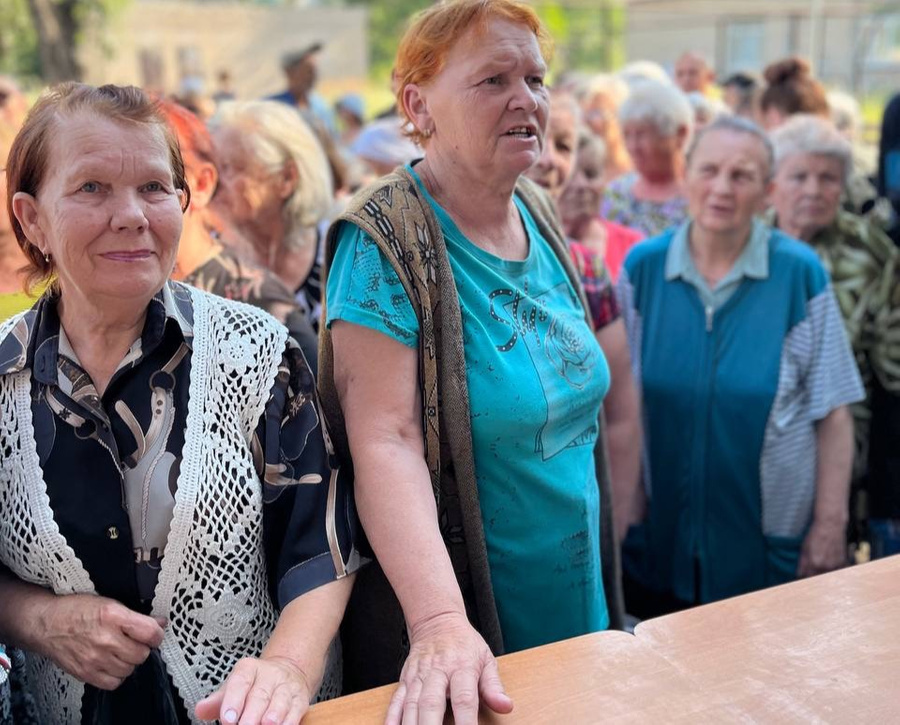 Жители Золотого пришли в гуманитарный центр ЕР © Telegram / Андрей Турчак