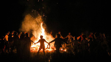 Мини бикини киген жалаңаш әйелдердің суреттері