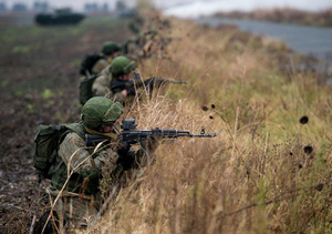 Вооружённые мужчины в тёмно-красном атаковали воинскую часть на границе с Украиной