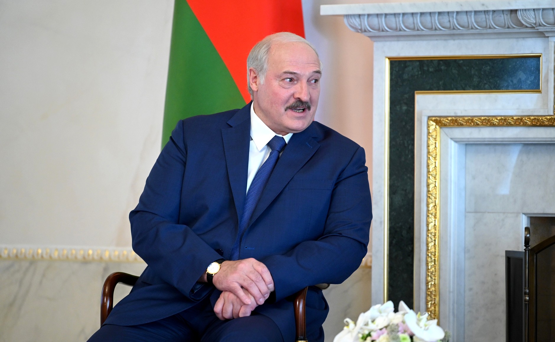 Лукашенко: Голоду быть, доллары на хлеб не намажешь