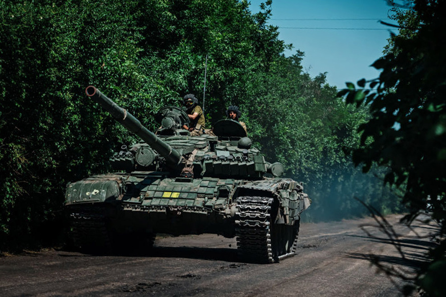 <p>Украинский танк движется в сторону Лисичанска. Обложка © Getty Images / Marcus Yam / Los Angeles Times</p>