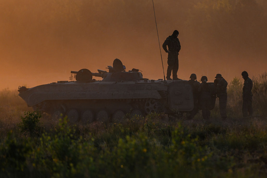 Солдаты принимают участие в тренировочной демонстрации с многонациональной боевой группой НАТО. Обложка © Getty Images / Stringer / Anadolu Agency 