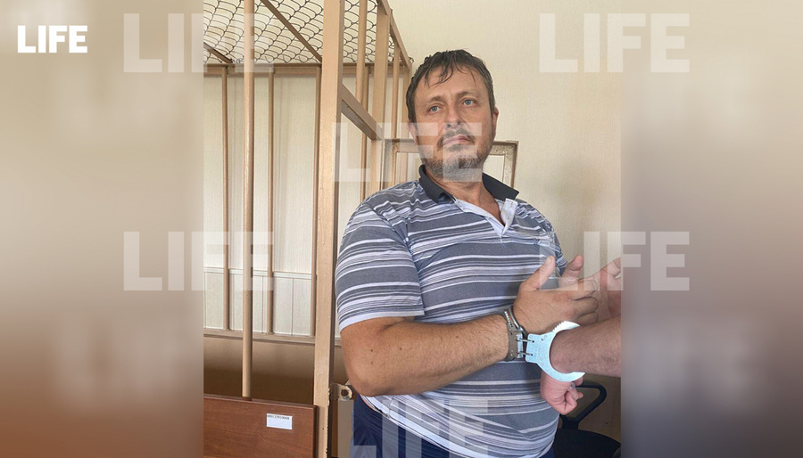<p>Предполагаемый "мясник" Анатолий Марков уже в наручниках. Фото © LIFE</p>