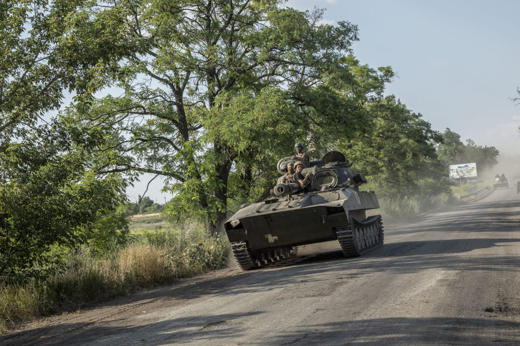 Украинские военнослужащие едут на танке к полю боя в прифронтовой полосе Северска. Фото © Getty Images / Narciso Contreras / Anadolu Agency