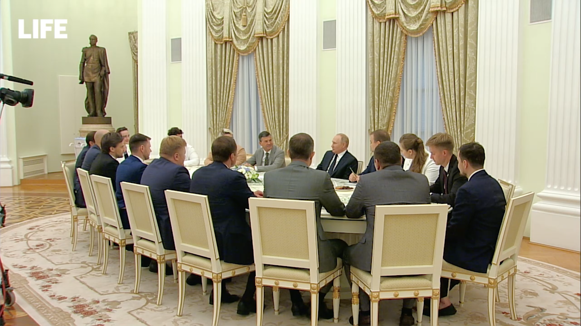 Встреча с победителями лидеры россии. Встреча Путина. Встреча Путина с лидерами думских фракций июль 2022.