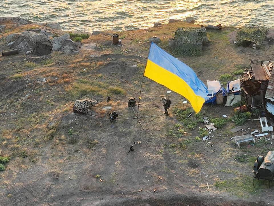 Попытка ВСУ установить флаг Украины на острове Змеиный. Фото © Український Південь