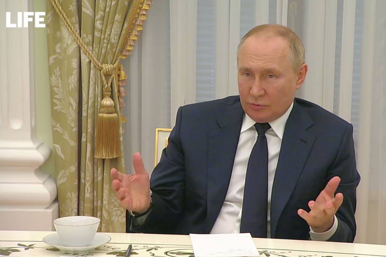 Оказались между небом и землёй: Путин заявил, что жители Донбасса в течение восемь лет подвергались геноциду и изоляции