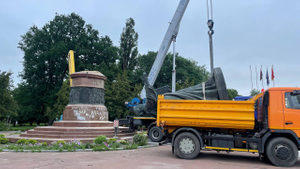 Под Киевом снесли монумент 300-летию воссоединения Украины с Россией