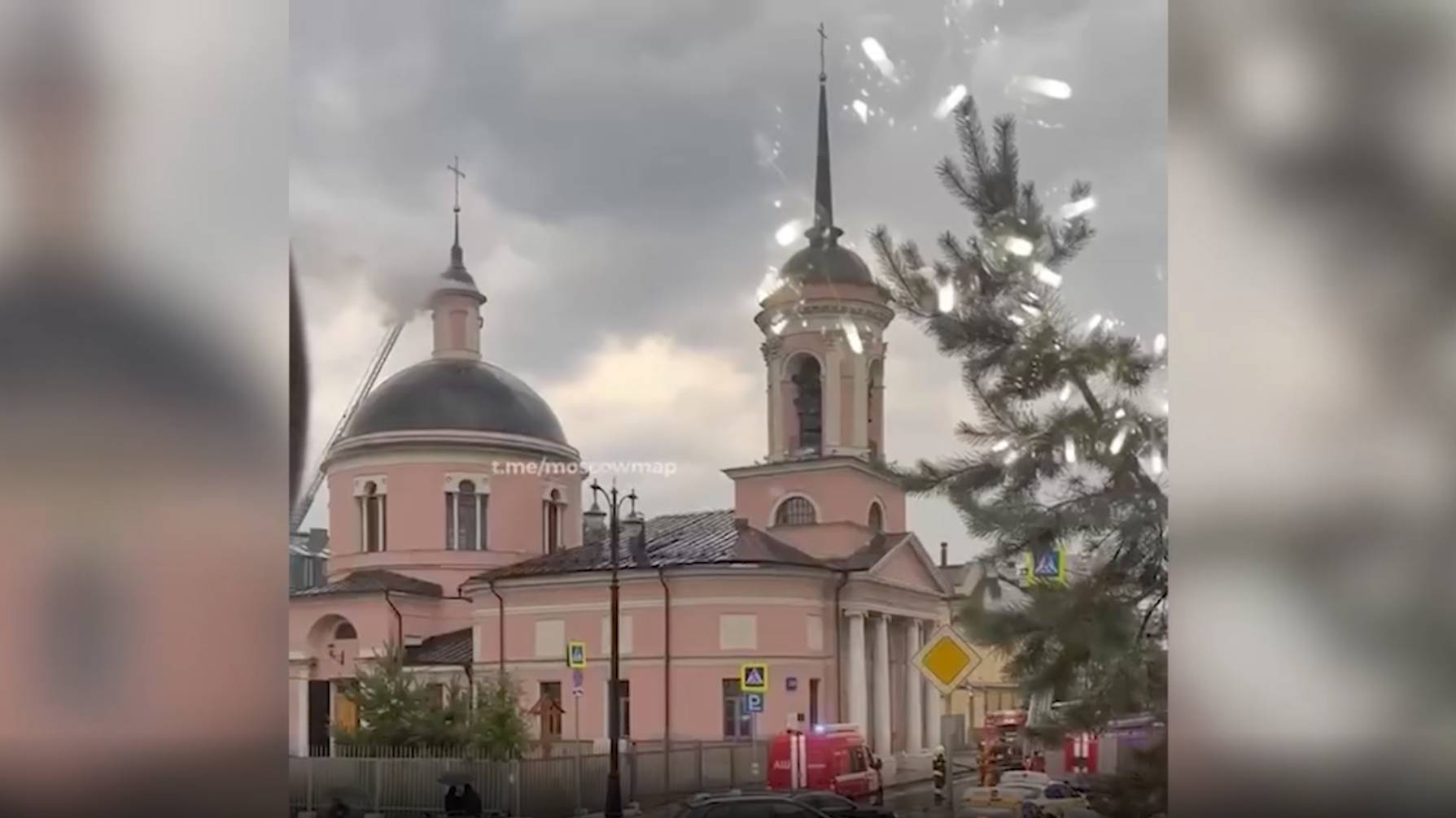 Молния ударила в храм Иверской иконы Божией Матери в Москве и спровоцировала пожар