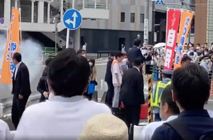 Два глухих выстрела в спину: Появилось видео с моментом покушения на экс-премьера Японии