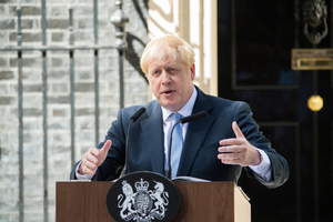 "Наихудший премьер в истории": Толпа британцев освистала Джонсона во время его заявления об отставке